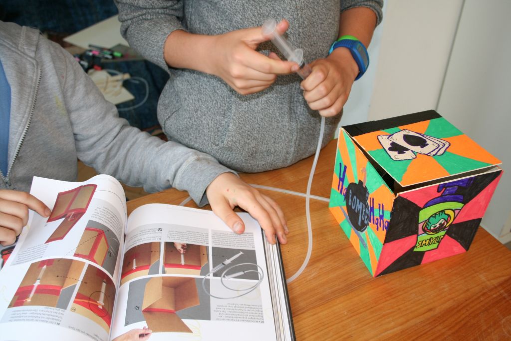 Zwei Tüftler im Gummiband-Fieber