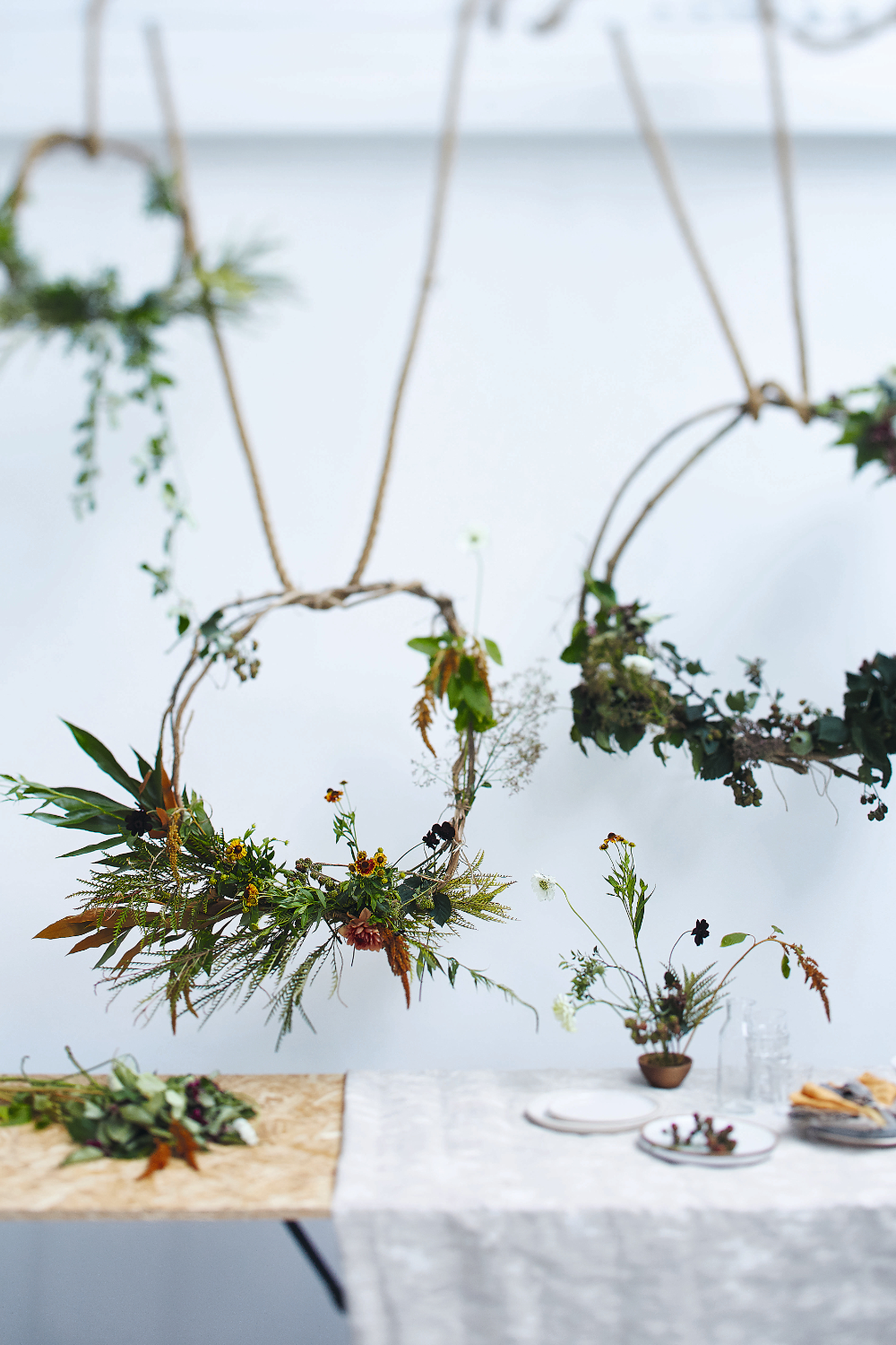 Blumen binden und Kränze winden: Anleitung für hängenden Raumschmuck